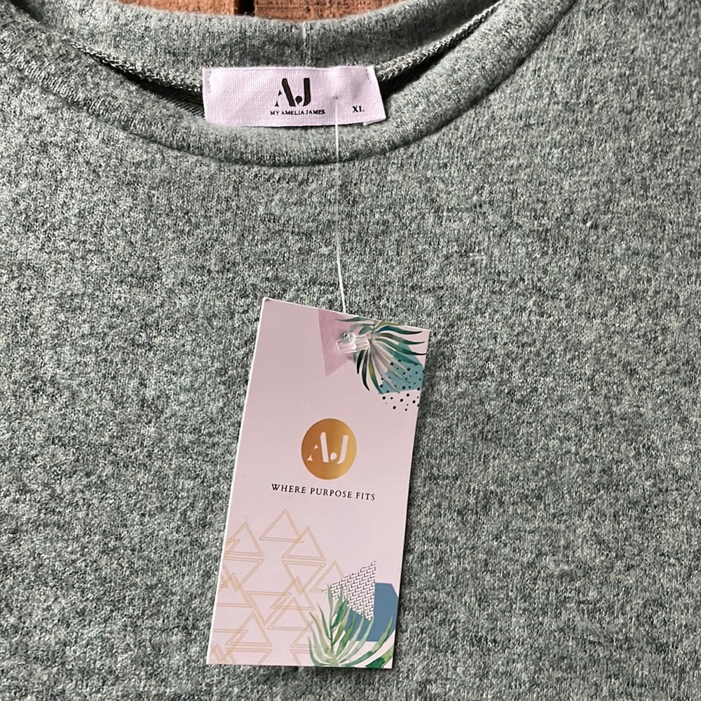 Women’s Amelia James xl long sleeve top , rounded neck. Long on hips split sides